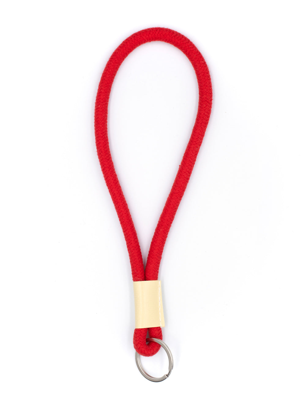 Rotes Schlüsselanhänger aus Kordel  mit silbernem Schlüsselring auf weissem Untergrund.