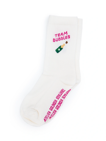 Weisse Sportsocken mit dem pinken Schriftzug «Team Bubbles» und darunter einer kleinen Abbildung einer Proseccoflasche auf weissem Untergrund.