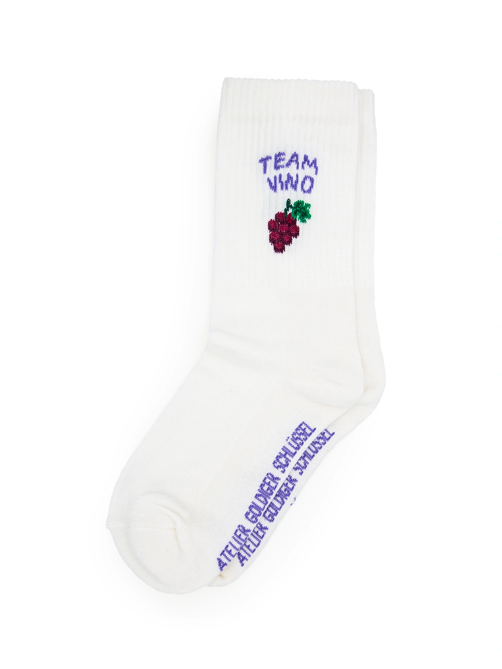 Weisse Sportsocken mit dem violetten Schriftzug «Team Vino» und darunter einer kleinen Abbildung einer Traube auf weissem Untergrund.